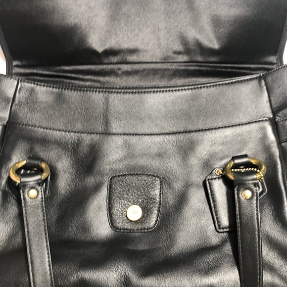 Coach women’s black leather shoulder bag - Picture 4 of 8